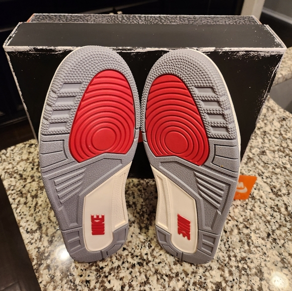 Air Jordan 3 Retro Cement Reimagined - Picture 3 of 4